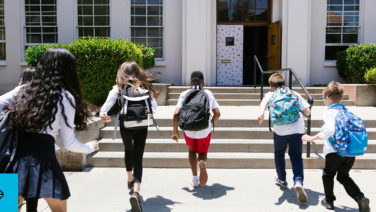 Groupe élève qui entre dans l'école